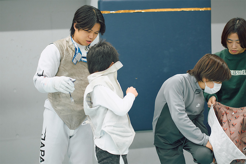 写真　飯村選手と参加した子供たち