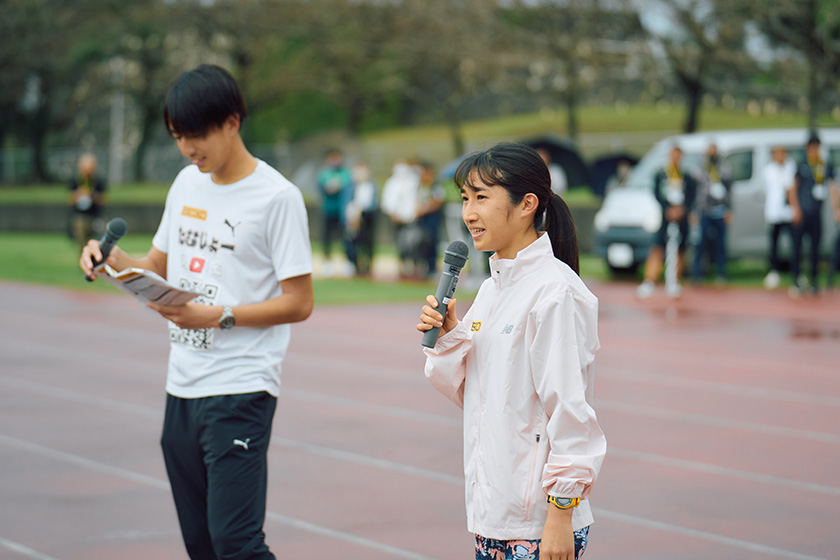 自己紹介をする田中選手とたむじょーさん　写真