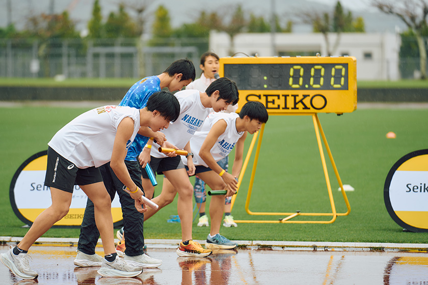 生徒たちがリレーを始める様子　写真