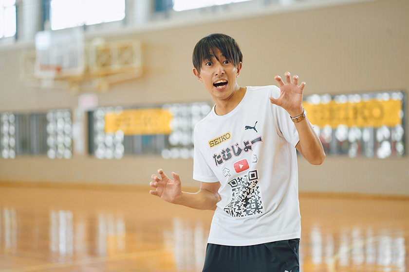 シーサーポーズを決めるたむじょーさん　写真