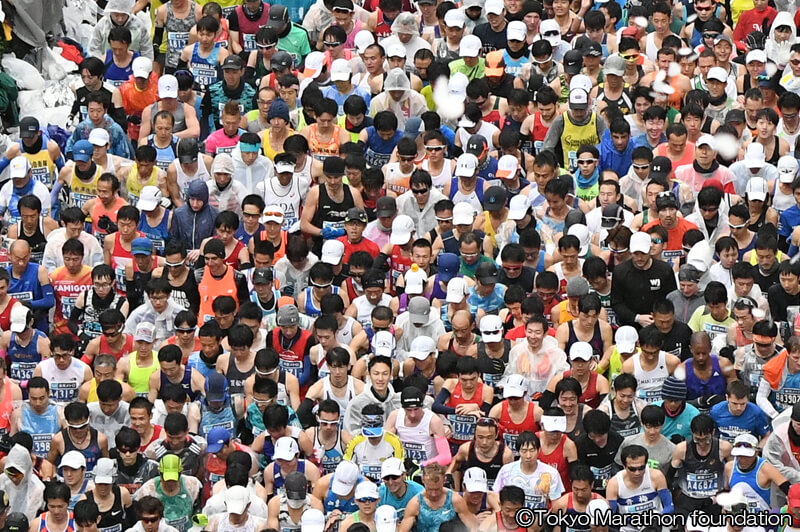 東京マラソン 走り出す人々(寄り) 写真
